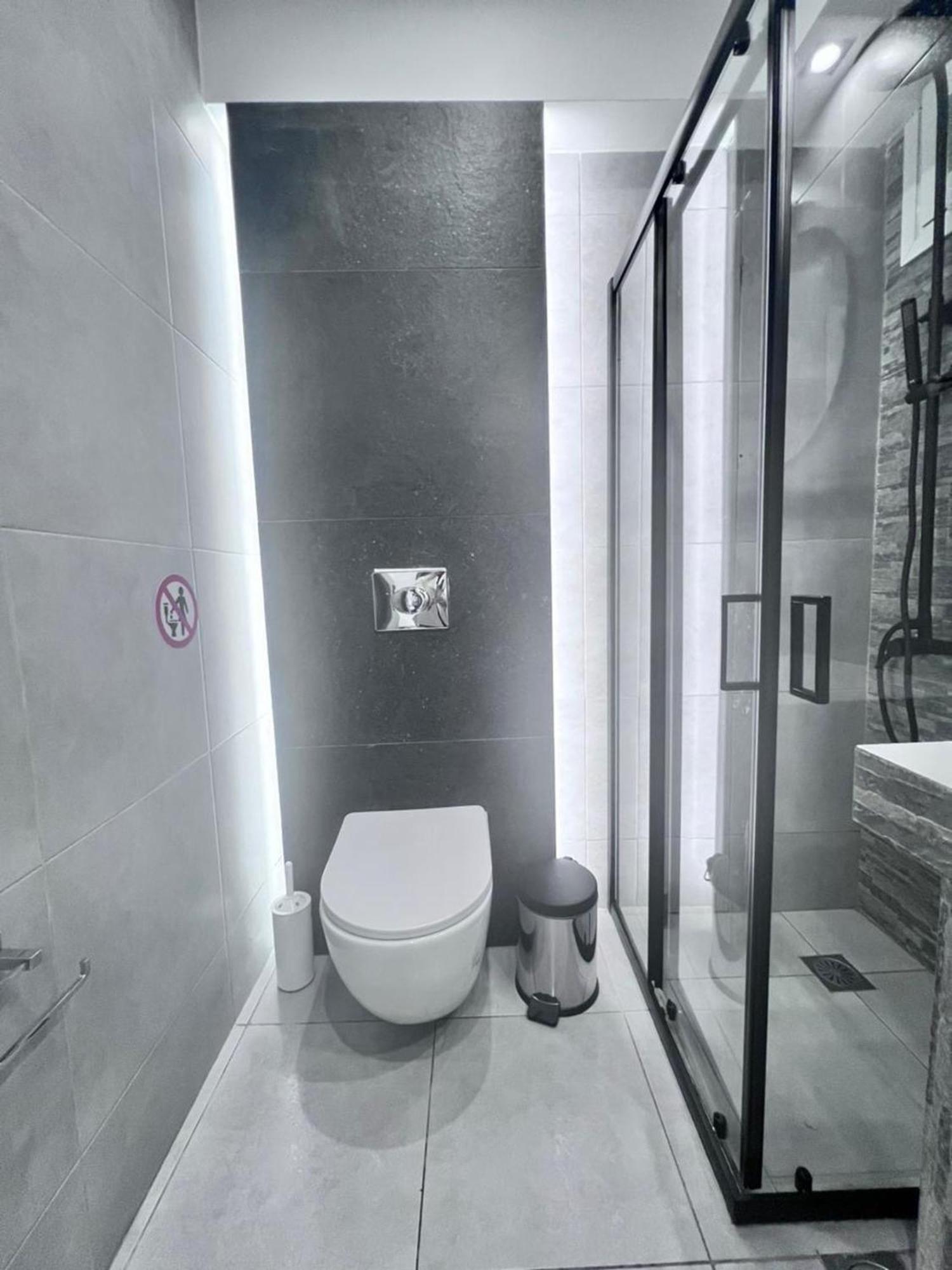 Purple- Lux Studio 2' From Metro Petralona เอเธนส์ ภายนอก รูปภาพ